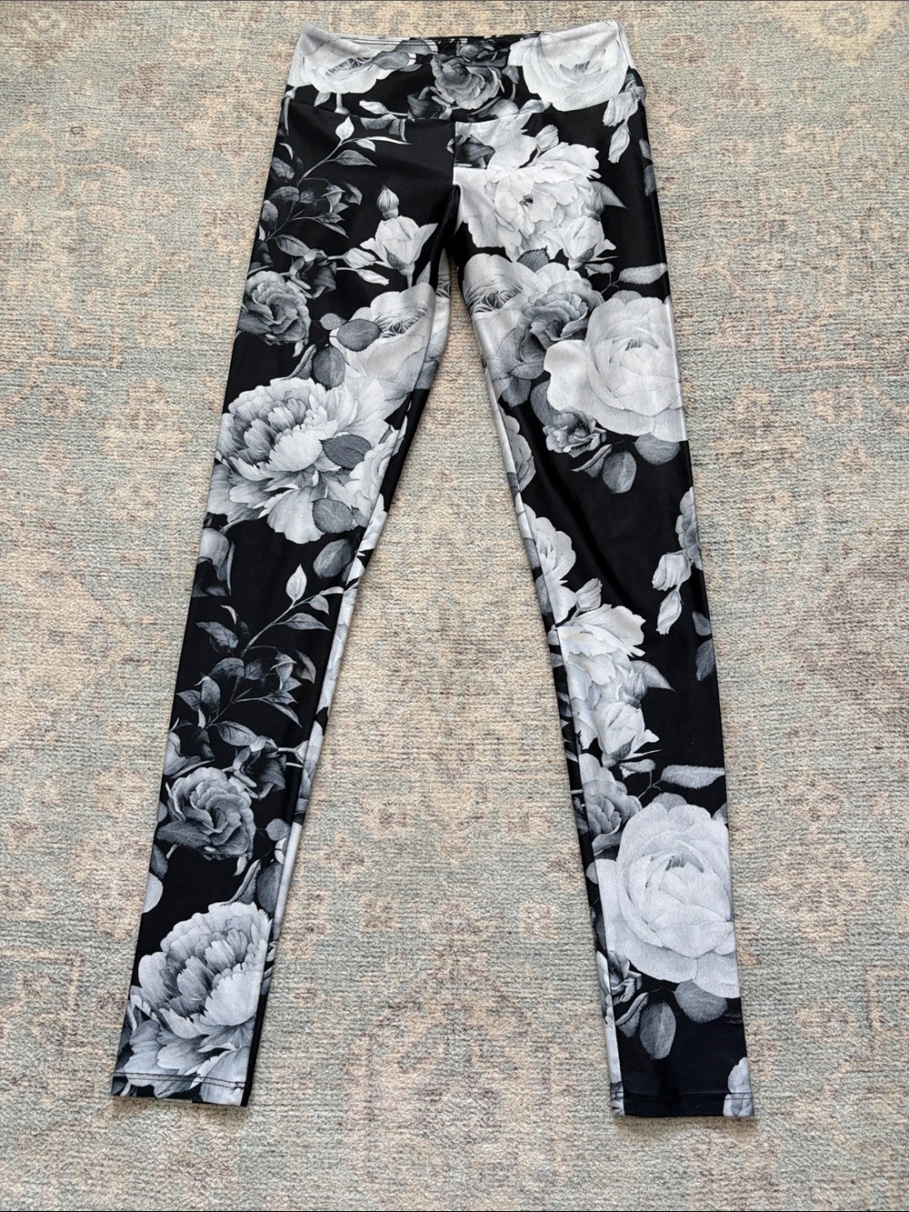 Goldsheep Black and White Floral High-Waist Leggings